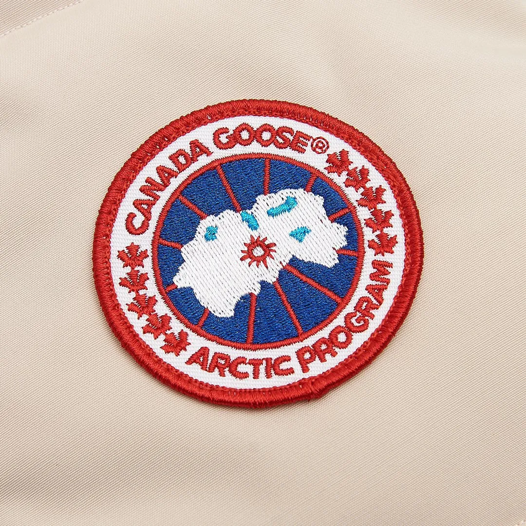 P360 Beige] Canada Goose Canada Goose #Freestyle Crew 4154M men's and women's vest down# ➖ Genuine synchronous anti-counterfeiting chip sensor! ➖ Imported Behringer embroidery machine to customize 10,000-needle embroidery logo! ➖ Imported 21-count polyester-cotton blended original fabric, using Feather-Light 10D waterproof coating fabric, made of 84.5% polyester fiber and 15.5% cotton, 100% the best feel in the entire network! ➖ The genuine official website uses the national standard 80 white duck down, and will never be misled by false claims such as 90 down or goose down! ➖ 100% nylon nylon lining with double double-layer sealing design to prevent velvet from running away. Top-grade polar fleece is used in the collar and pockets to keep warm and comfortable! ➖ Yoshida YKK provides original custom-made electroplated sliders. YKK two-way lockable zippers are tight and smooth and will not peel off paint! ➖ 3M composite original Velcro is durable, and all accessories and hardware are disassembled and customized! ⛔No slander, no exaggeration, no need for too much copywriting, because it is focused, it is professional!  SIZE: XS S M L XL XXL